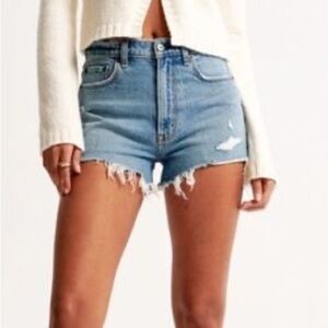 Abercrombie & FitchThe Mom Short High Rise Distressed Blue Frayed Hemsize 28/6